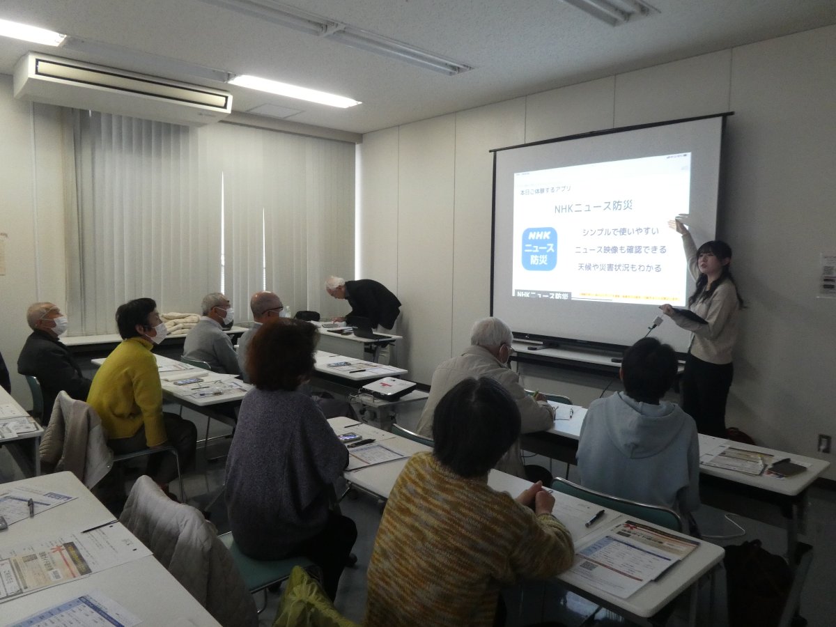 令和７年度スマホ教室の1日目を開催しました！ソフトバンクの工藤さん、佐藤さんを講師にお招きし、受講生の方々は実際にスマホを使いながら真剣にお話を聞かれていました。皆さんから「楽しかった」「また来たい」とのお声も挙がり、大盛況の講座となりました✨#公民館 #大船渡