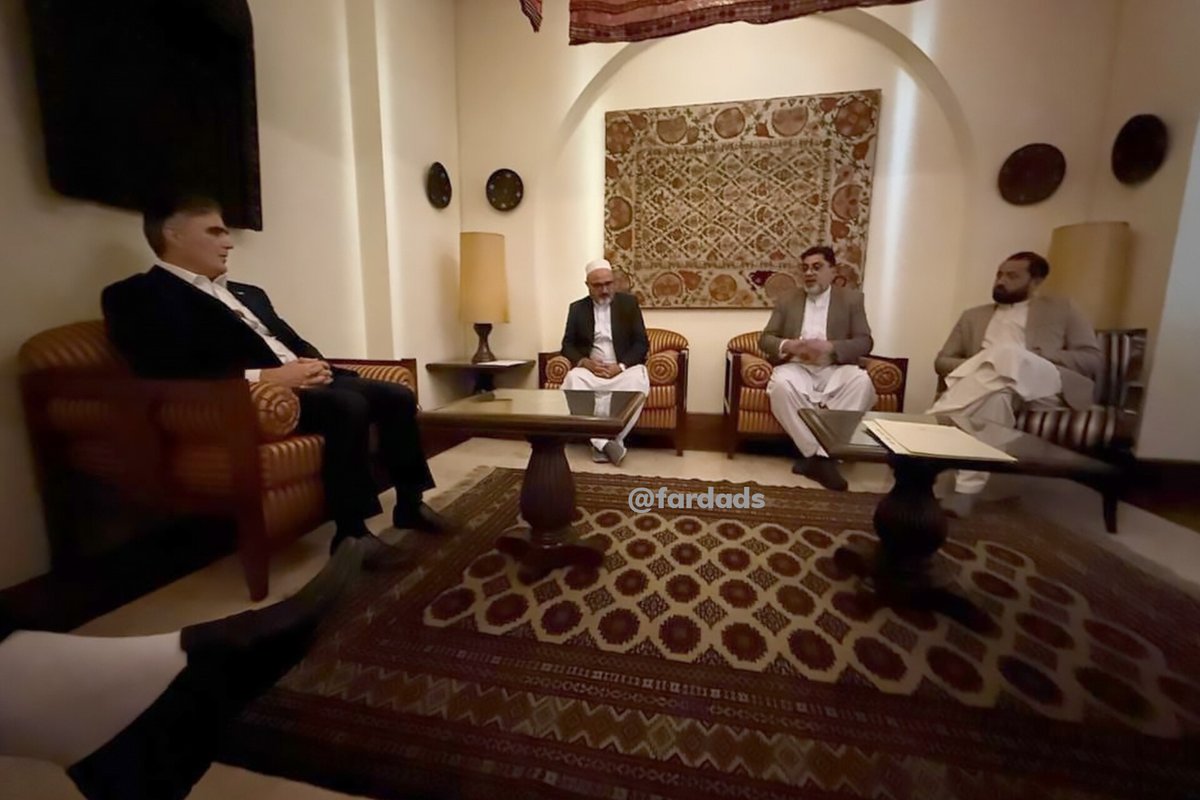 fardads's tweet image. دیدار رئیس بانک مرکزی با صرافان هرات.
در روزهایی که ارزش پول ملی وحشتناک سقوط کرده و دلار از ۱۲۰ هزار تومان گذشته؛ فرزین دست‌به‌دامان بازار ارز هرات آن‌سوی مرزها و شبکه‌هایش در شهرهایی مثل کابل شده.