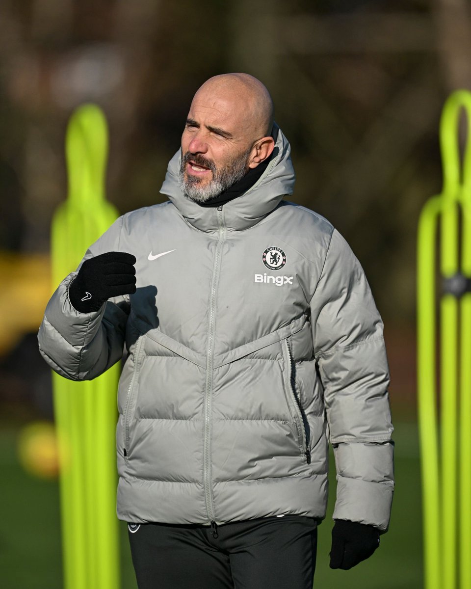 Blue_Footy's tweet photo. I told you that it will only take one defeat and you will see people questioning and doubting Maresca. It's embarrassing. 

If managers are perfect and don't make mistakes like every human being, every team will be first and nobody will be second and third. 

It's unrealistic to expect a manager to be 10/10 every game. One bad performance out of 10 is still top level. They don't have the benefit of hindsight like fans have.