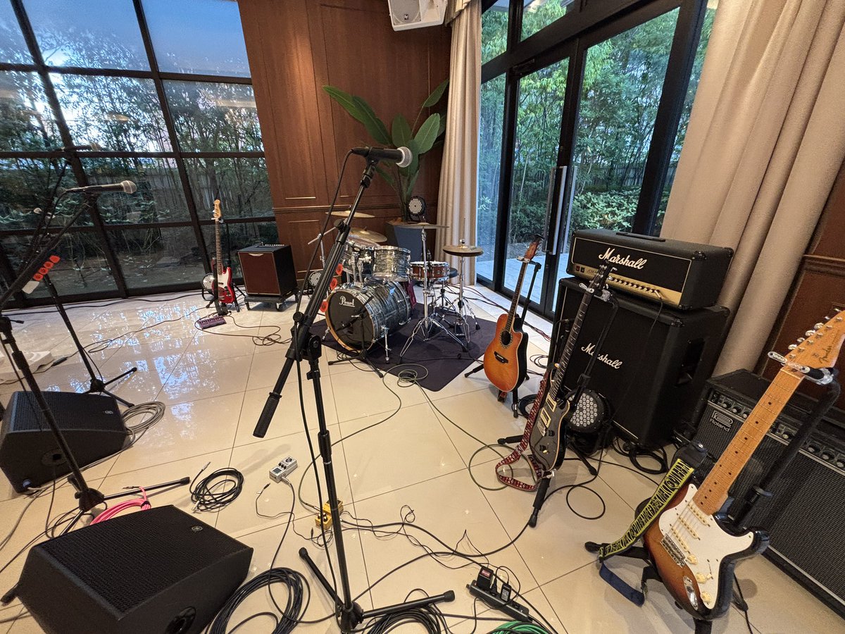 dotOperation's tweet photo. ザ・クラブ・オブ・エクセレントアヴェニューにて、新郎新婦さんによるバンド演奏コーナー！の音響へ✨
本番は感動したし‥久しぶりになんかキンチョーした‥(^◇^;)
盛り上がって良かったなー！！
お二人、末永くお幸せに☺️
ご利用ありがとうございました！
#dotoperation https://t.co/zXujOgaysT
