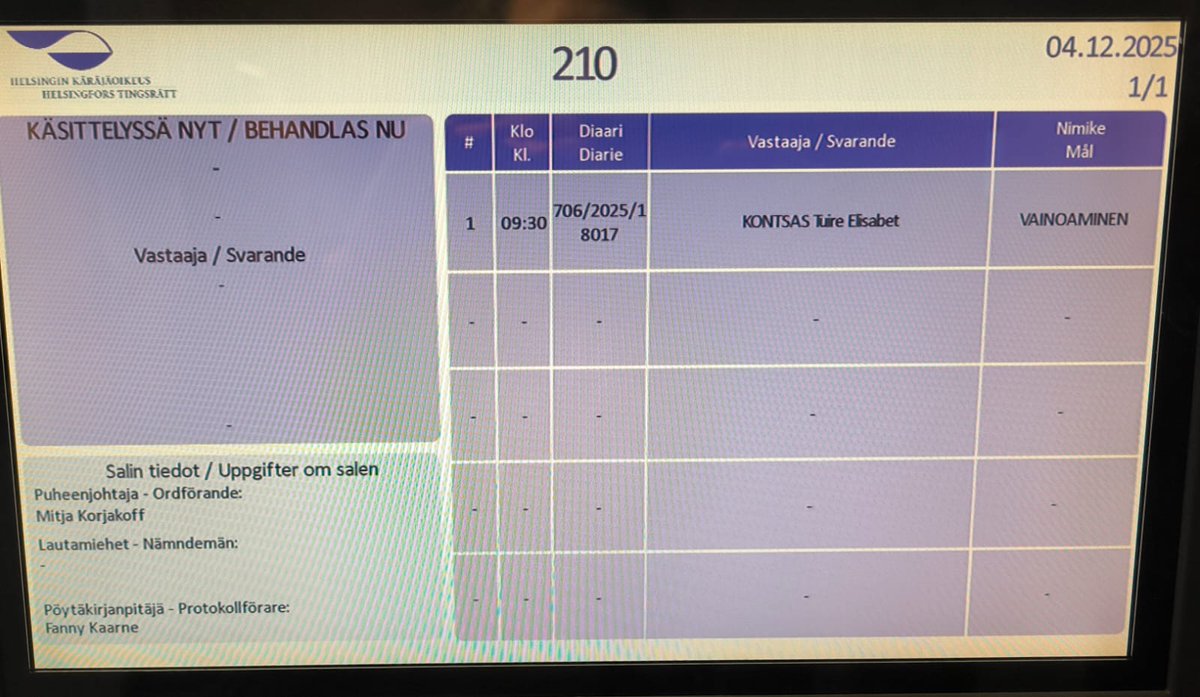 Kuvan alla KETJU hyvin mielenkiintoisesta oikeudenkäynnistä Helsingin käräjäoikeudessa 4.12.2025.

Valtakunnansyyttäjän toimiston RUUHKANPURKUYKSIKÖN päällikkö Heikki Stenius tehtailee naapureistaan rikosilmoituksia kuormittaen näin tuomioistuinlaitosta.