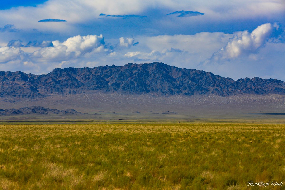 Хатан Сэврэй хайрхан. Өмнөговь аймгийн Гурвантэс сум.