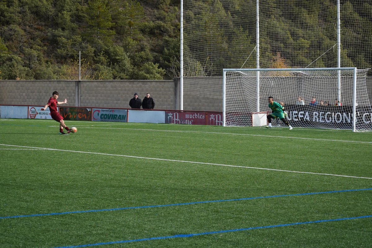 ffrm_se's tweet photo. 📸👌 Una secuencia de un penalti perfectamente ejecutado. ✍️ Por Saúl Gracia. 

#VamosFFRM https://t.co/O0aU72SnbE