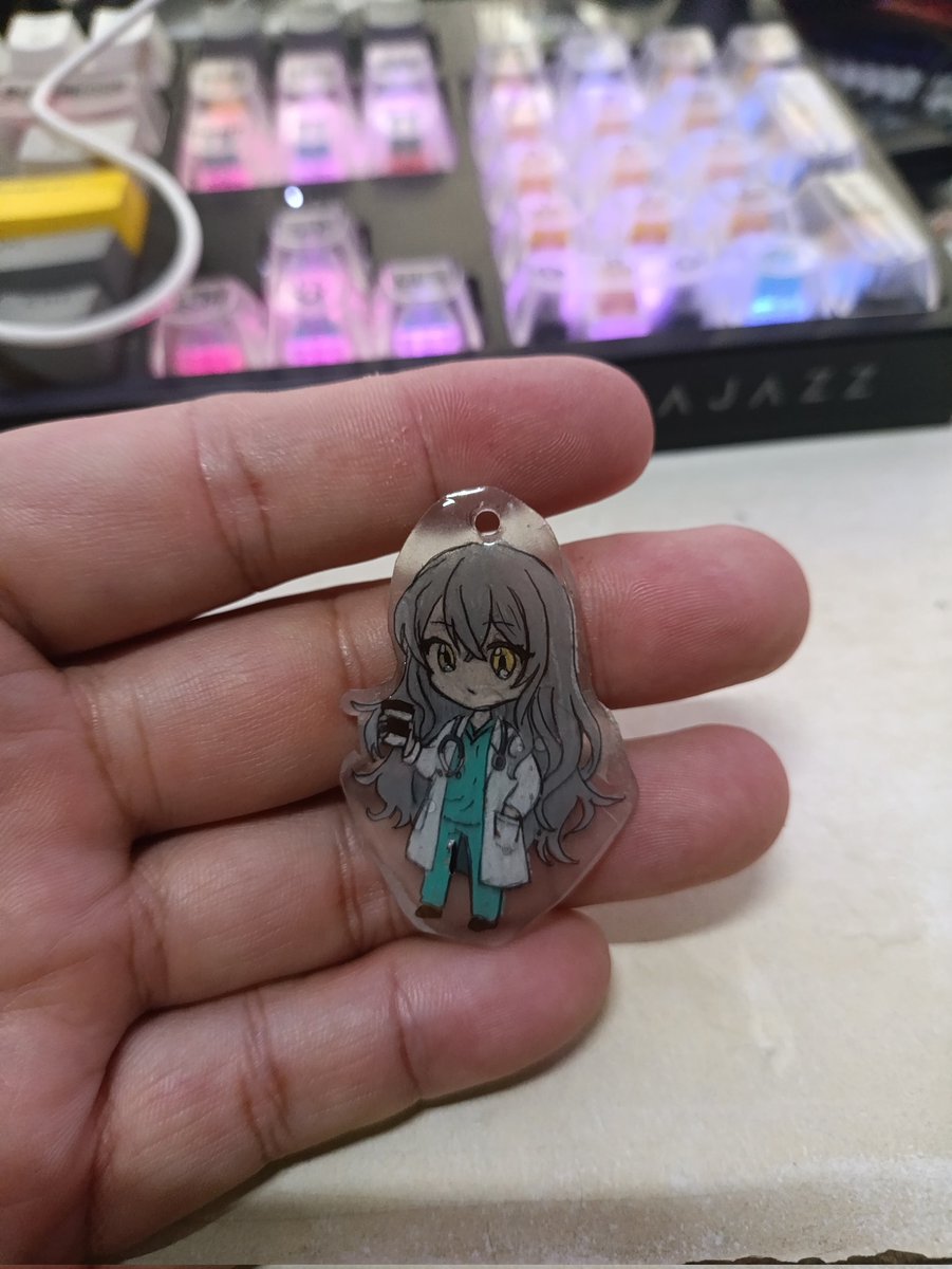 warawith's tweet image. ลองทำที่ห้อยพวงกุญแจดู  เท เรซิ่นพลาดเลยดูไม่เรียบเนีนยเท่าไหร่ 

ปล.งานวาดมือ+สีไม้

@MooniqueVT