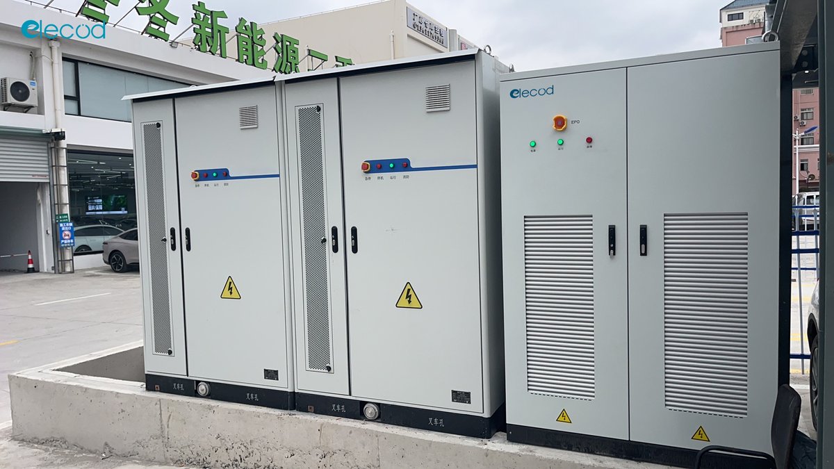ElecodElectric's tweet image. In Shanghai, we launched a &quot;zero-grid&quot; green energy system:
✅ Off-grid PV + Storage Hybird Inverter, 250TS(DC300)/522kWh
✅ Fully green-powered, energy-independent
☀️ Runs only on sun &amp;amp; storage, powers equipment + fast EV charging.

#OffGrid #EnergyStorage #EVCharging