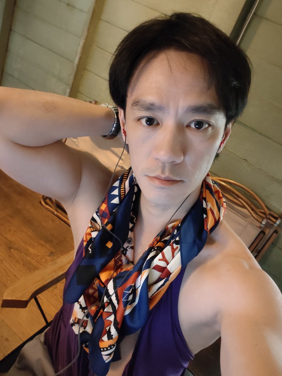 itsnutthing's tweet image. เสื้อผ่าหน้า แต่ขอผ้าคลุมปิด 😂