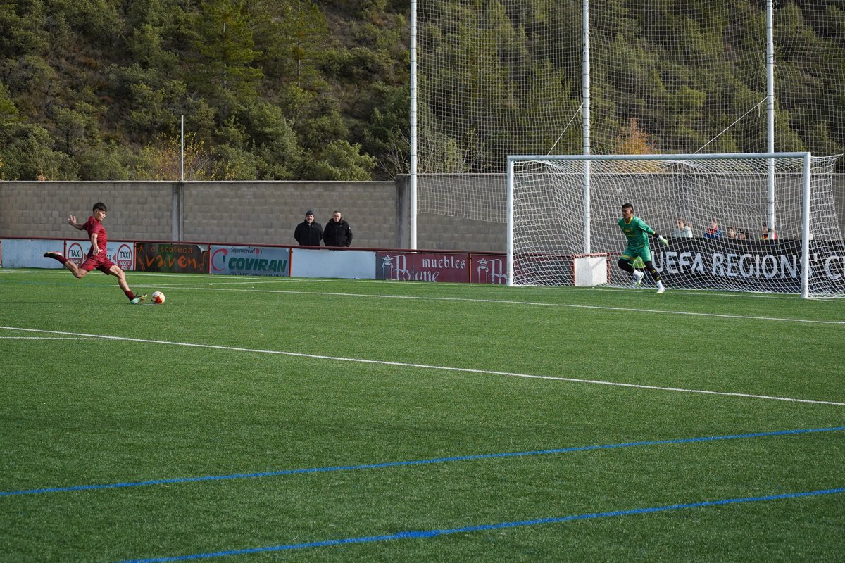 ffrm_se's tweet photo. 📸👌 Una secuencia de un penalti perfectamente ejecutado. ✍️ Por Saúl Gracia. 

#VamosFFRM https://t.co/O0aU72SnbE