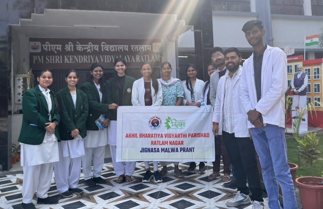 jignasa_malwa's tweet image. #PERSONAL_HYGIENE #Awareness #PROGRAM
जिज्ञासा रतलाम द्वारा पीएम श्री केंद्रीय विद्यालय मे छात्राओं को #Menstrual_Cycle के दौरान होने वाली बीमारियों और बीमारियों से बचाव के लिए सावधानियों से संबंधित जानकारी के लिए हाइजीन अवेयरनेस जागरुक कार्यक्रम आयोजित किया गया। 
#JIGNASA
#ABVP