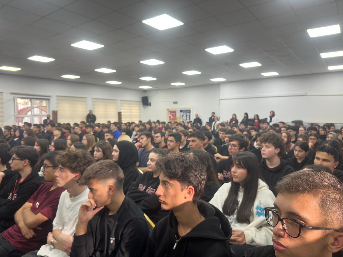 📍 Refik Arslan Öztürk Fen Lisesi

Hybrid Akademi Kurucusu Eğitimci Harun Seyhan, düzenlediği kapsamlı seminerde yapay zeka teknolojilerinin “Türkiye Yüzyılı Maarif Modeli” ile nasıl entegre edileceğini ve eğitimin geleceğini şekillendiren dönüşümü katılımcılarla paylaştı.

🤖