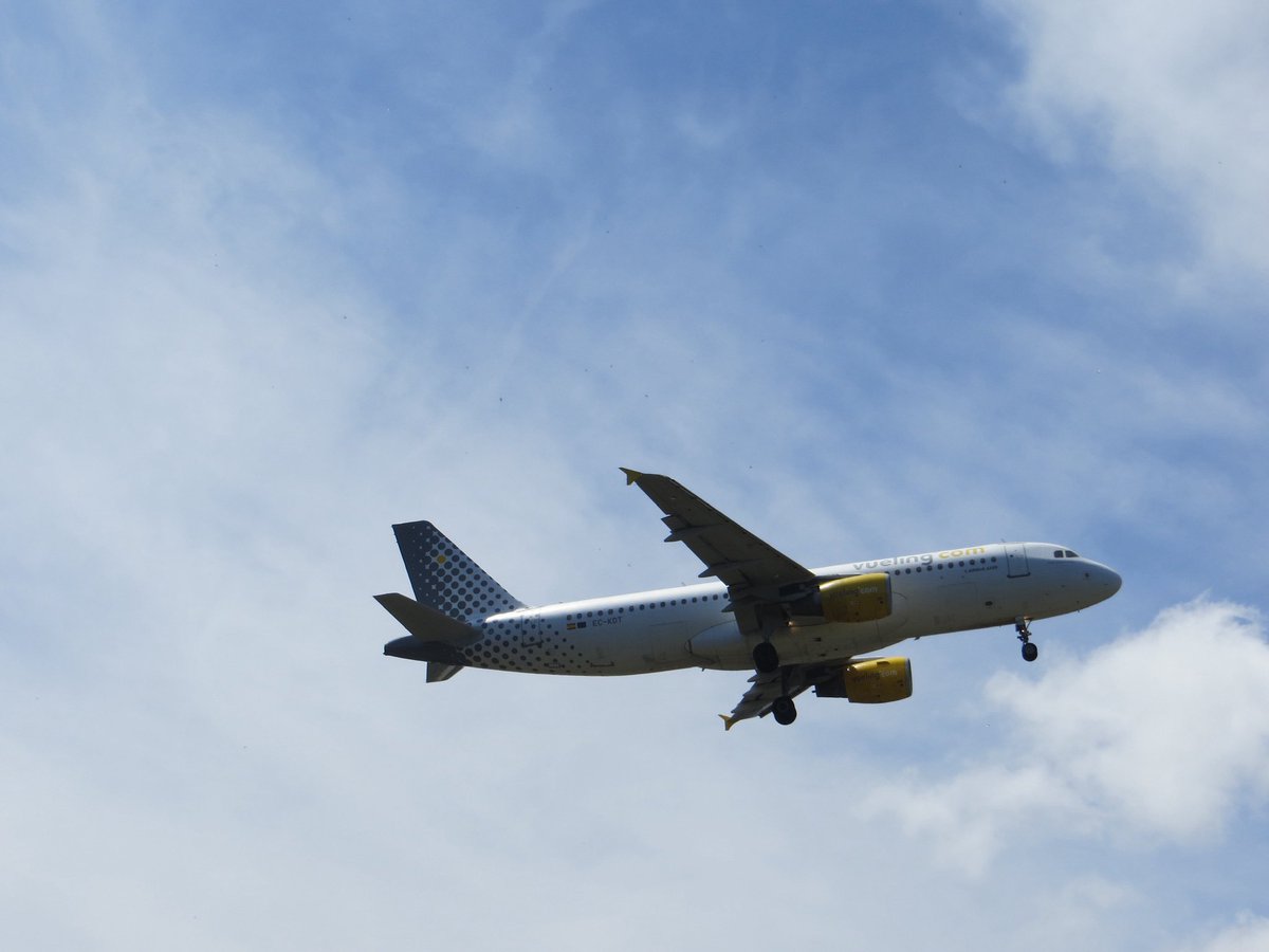 ‼️ Mañana se estrena el primer vuelo entre Santiago y Zúrich. 

SCQ - ZRH: 89% 💺

Operará entre 2 y 3 vuelos semanales hasta enero. Después vuelve en verano con 2 vuelos a la semana.