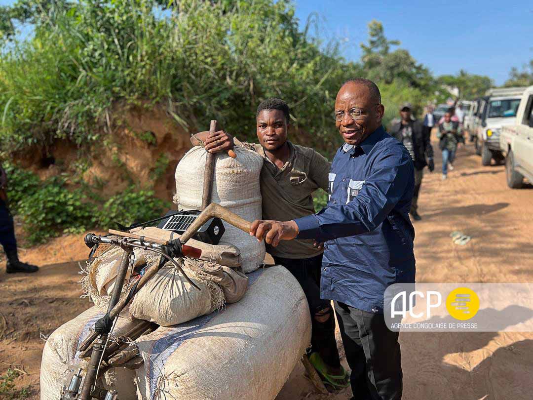 acprdcongo's tweet photo. #RDC : la visite jeudi, du ministre d’État en charge de la Justice, Guillaume Ngefa à #Demba, territoire situé à 65km au nord de #Kananga, chef-lieu de la province du Kasai Central, au centre de la République démocratique du Congo, a été considérée comme une première dans l’histoire de ce territoire, d'après le collectif des chefs coutumiers de ce entité, au cours d’une cérémonie coutumière.
« C’est une première et c’est historique pour notre territoire. C’est la première fois qu’un ministre national foule le sol du territoire de Demba et pour ce geste, nous vous intronisons digne fils de Demba. Vous nous avez honoré », a déclaré le Chef Mampuya, au nom de ses pairs.
Sur son chemin de retour, le ministre Ngefa a échangé avec certains congolais, communément appelés « Moustrongueurs », ces personnes qui poussent les vélos avec des lourdes charges à bord, pour ravitailler la ville de Kananga dans des situations pénibles.
Le ministre Ngefa s'est dit impressionné par le courage et la détermination de ces personnes qui bravent ces difficultés.
Découvrez d'autres informations sur notre site Web: https://t.co/tGEWJ2Bgzn