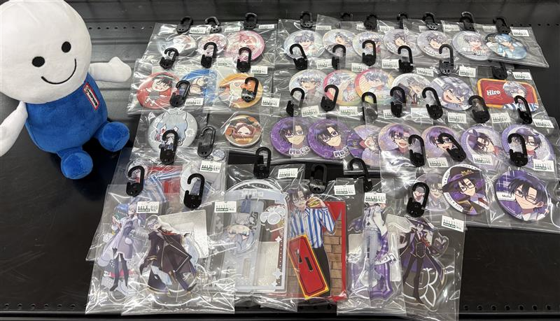 入荷情報👀✨】 カラフルピーチの缶バッジ、アクスタ たくさんお売り