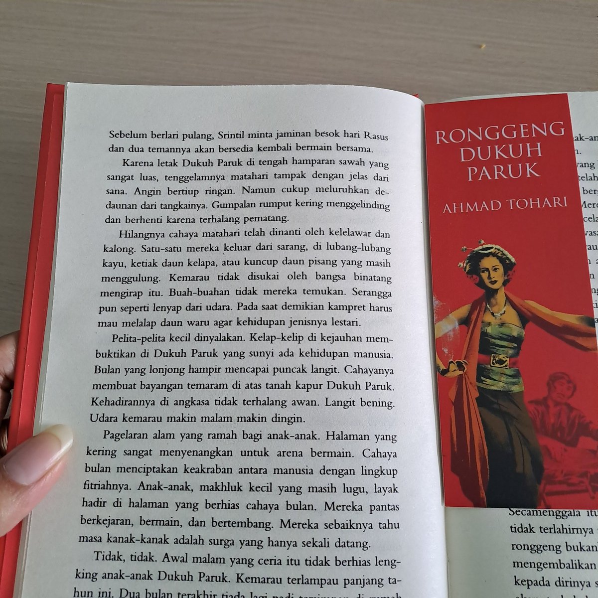 dirtyhing's tweet image. baca mytskm udah kelar, geser ke sini. gila ni buku diksi nya indah banget dah