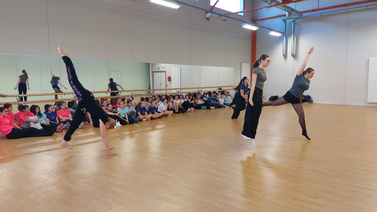 UnssDunkerque's tweet photo. Ce mercredi 3 décembre, les élèves du collège Gaspard Malo, du Septentrion et d'Anne Frank ont vécu une rencontre danse accompagnés pas les élèves de l'option Art Danse Angellier et de l'AS Angellier.

https://t.co/LhFBvCmHub https://t.co/FP3ksNZy8B