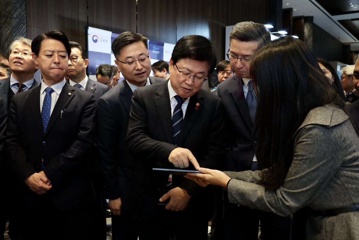 chamckj2025's tweet image. 오늘 「2025 Global AI Talent &amp;amp; Education Forum(2025 GATE)」을 개최하고, AI 인재가 머물고 성장할 수 있는 글로벌 생태계를 논의했습니다.

교육부는 대한민국의 AI 3대 강국 도약을 지원하고, 세계와 함께 포용적이고 책임 있는 AI 교육 협력을 추진하겠습니다.