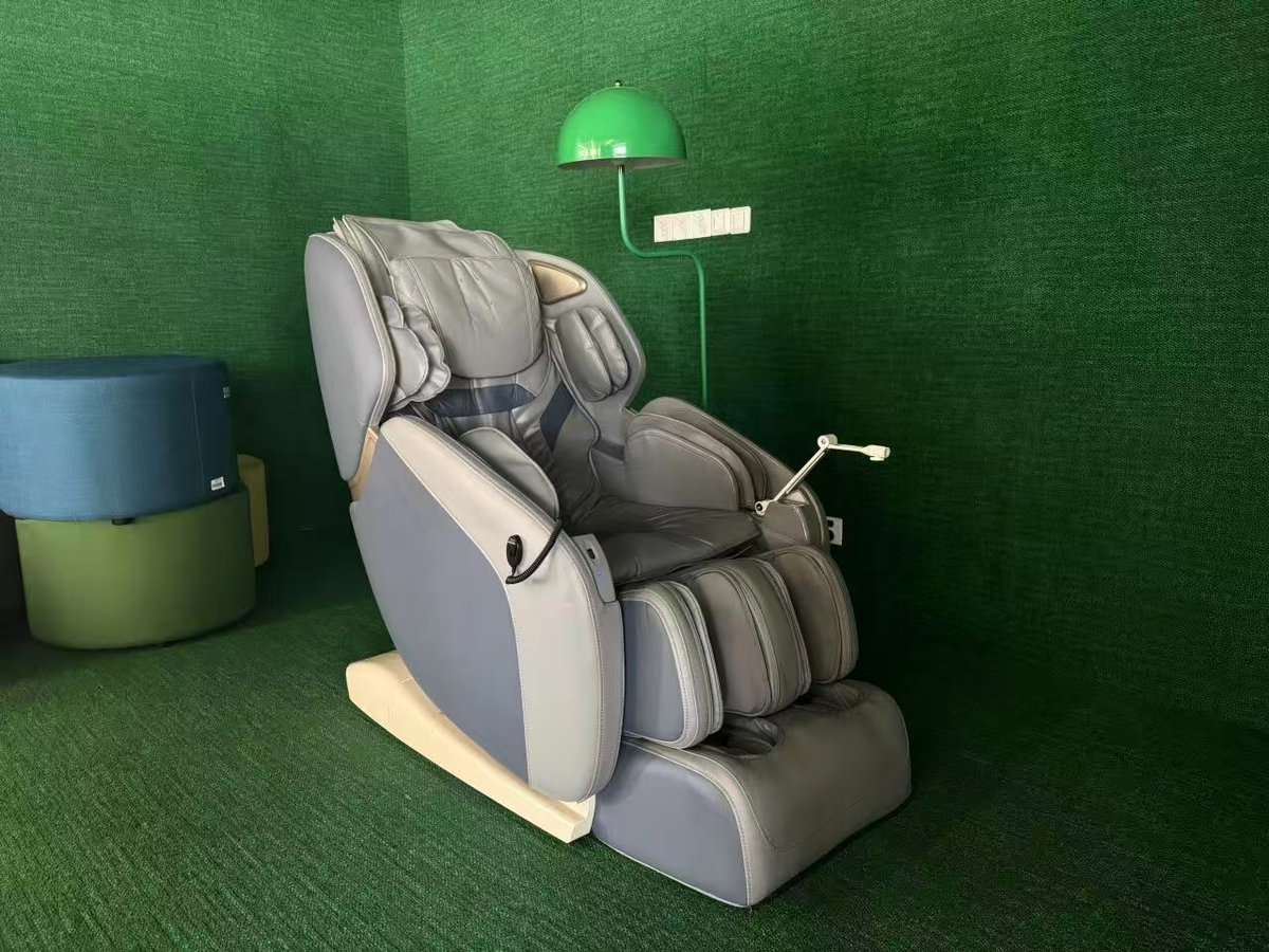 wzkean's tweet image. Finals are here. WKU&apos;s quiet corners are your recharge zone. A cozy sofa or a library hideaway. Rest smart, then conquer your week. 📚⚡
#WKU #FinalsWeek #StudySmart
#StudySpots #CampusVibes #CollegeLife #restisproductive