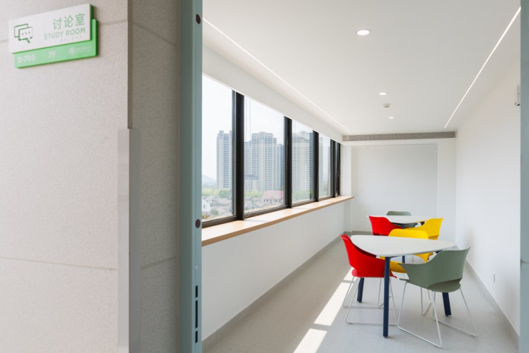 wzkean's tweet image. Finals are here. WKU&apos;s quiet corners are your recharge zone. A cozy sofa or a library hideaway. Rest smart, then conquer your week. 📚⚡
#WKU #FinalsWeek #StudySmart
#StudySpots #CampusVibes #CollegeLife #restisproductive