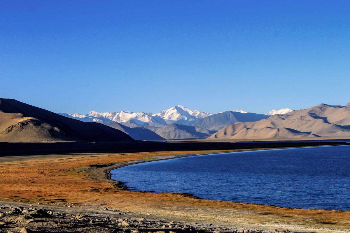 Unser #Bilddestages von Jan Ritter
novastan.org/de/bild-des-ta…

Die prächtigen und leuchtenden Farben des Kara-Kul-Sees werden durch die sanfte Brauntönung der Wüstenberge und die Reinheit der schneebedeckten Gipfel des Pamir noch verstärkt.