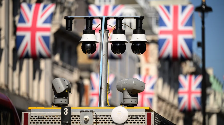 🚨ELON MUSK CALLS UK A POLICE STATE

This on the same day it was announced that Police intend to install facial recognition cameras in every town and city in the country

Elon is right
The UK is not a free country