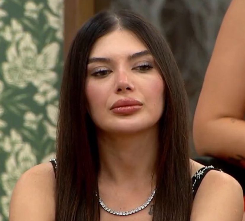 Baris'in sinir kontrolü 0. Siniri bir anda 10dan 100e firlayabiliyor ve Belis'e söyledigi sözler kactir asiri saygisizca. Ulan, kizim vs. Sesinin de bu kadar yüksek ve saygisizca ciktigi tek kisi de nedense Belis. Madem o kadar agir abisin sesin erkeklere de ciksin #kısmetseolur