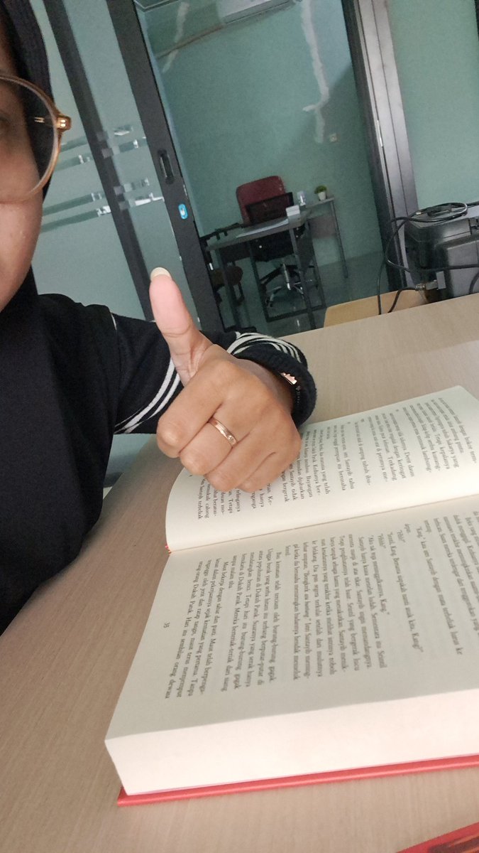 dirtyhing's tweet image. rutinitas aku di tempat kerja baru. makan-baca buku-tidur-kerja (opsional) 😭😭🤙🤙