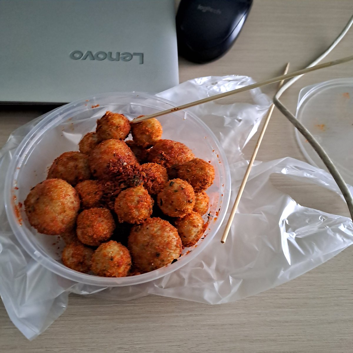 dirtyhing's tweet image. rutinitas aku di tempat kerja baru. makan-baca buku-tidur-kerja (opsional) 😭😭🤙🤙