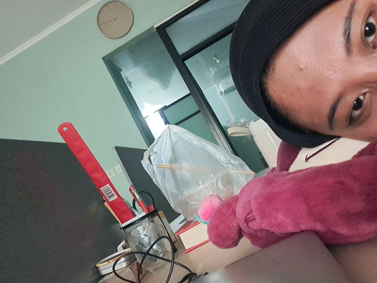 dirtyhing's tweet image. rutinitas aku di tempat kerja baru. makan-baca buku-tidur-kerja (opsional) 😭😭🤙🤙