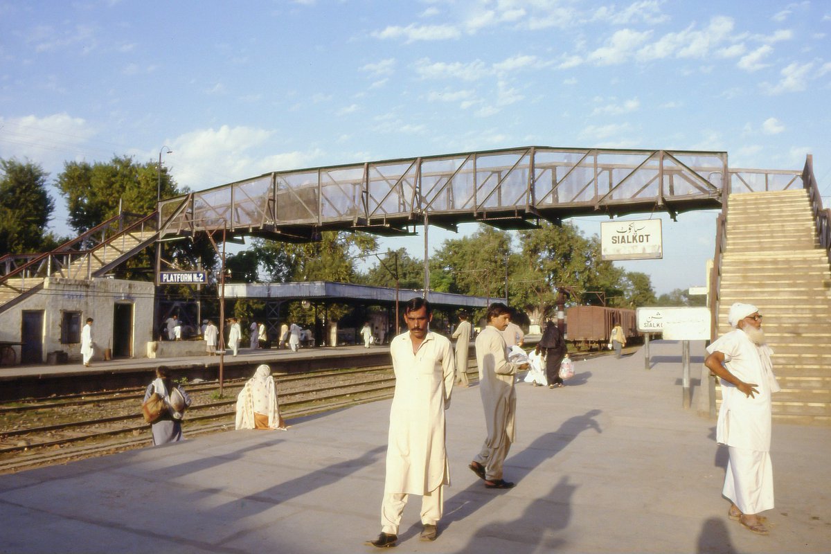VintagePakistan's tweet photo. Sialkot in the 80's
Courtesy : Robert Wright #VintagePakistan https://t.co/yjtCMvC1p4