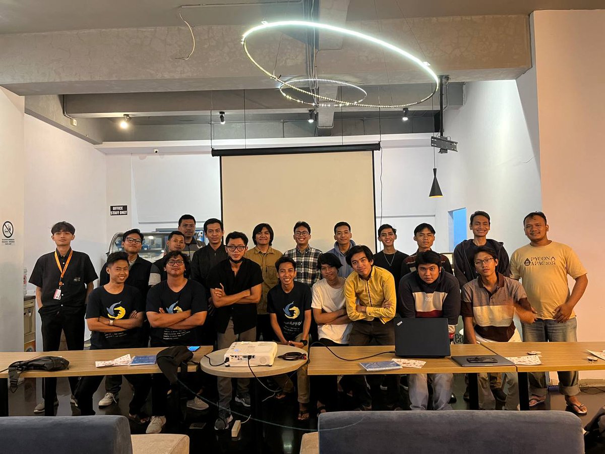 jhnsmyth0's tweet image. Kadang belajar itu berat, tapi kata orang bijak:
“Growth happens when you keep showing up.”
Jadi yaudah, hadir dulu — skill &amp;amp; kesempatan nyusul pelan-pelan 💚
See you on the next meetup 👋
#surabayapy #mlops #pythoncommunity #techvibes #learningjourney #keepgrowing