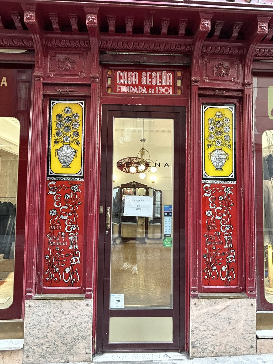 ConoceOtroMad's tweet image. En estos días de frío invernal la capa es fundamental, además de para protegerse, como símbolo de estatus social. Una de los negocios de referencia es Seseña, fundado en 1901 y en el cual sobresale su escaparate y su clientela, por la que pasaron Picasso o Fellini entre otros.