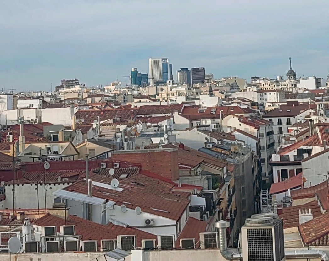 ¿Y si te dijera que desde las alturas de Gran Vía el camino hacia el horizonte está lleno de tejas rojas? ¿Te sorprendería?

¡Guau guau! 🐾🐕