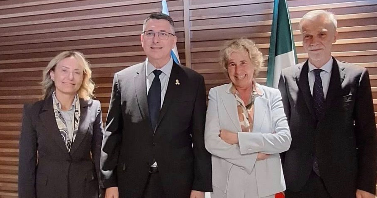 paolomossetti's tweet image. Il senatore Graziano Delrio, vicino a Sinistra per Israele, coautore del Jobs Act, era andato mesi fa a trovare il ministro degli Esteri, quel Gideon Sa'ar che ha sempre confermato il no alla Palestina, scattando photo-op sorridenti. Incontri definiti "fruttuosi" sui social.