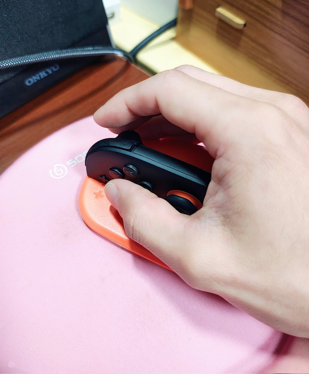 58nekonoken's tweet image. メトロイドプライム4のマウス操作、ABXYも使うのでこうやって包むように持つのが正解なんだと思うけどやっぱりスティック邪魔すぎる！！！！！！し慣れない  #NintendoSwitch2 #MetroidPrime4