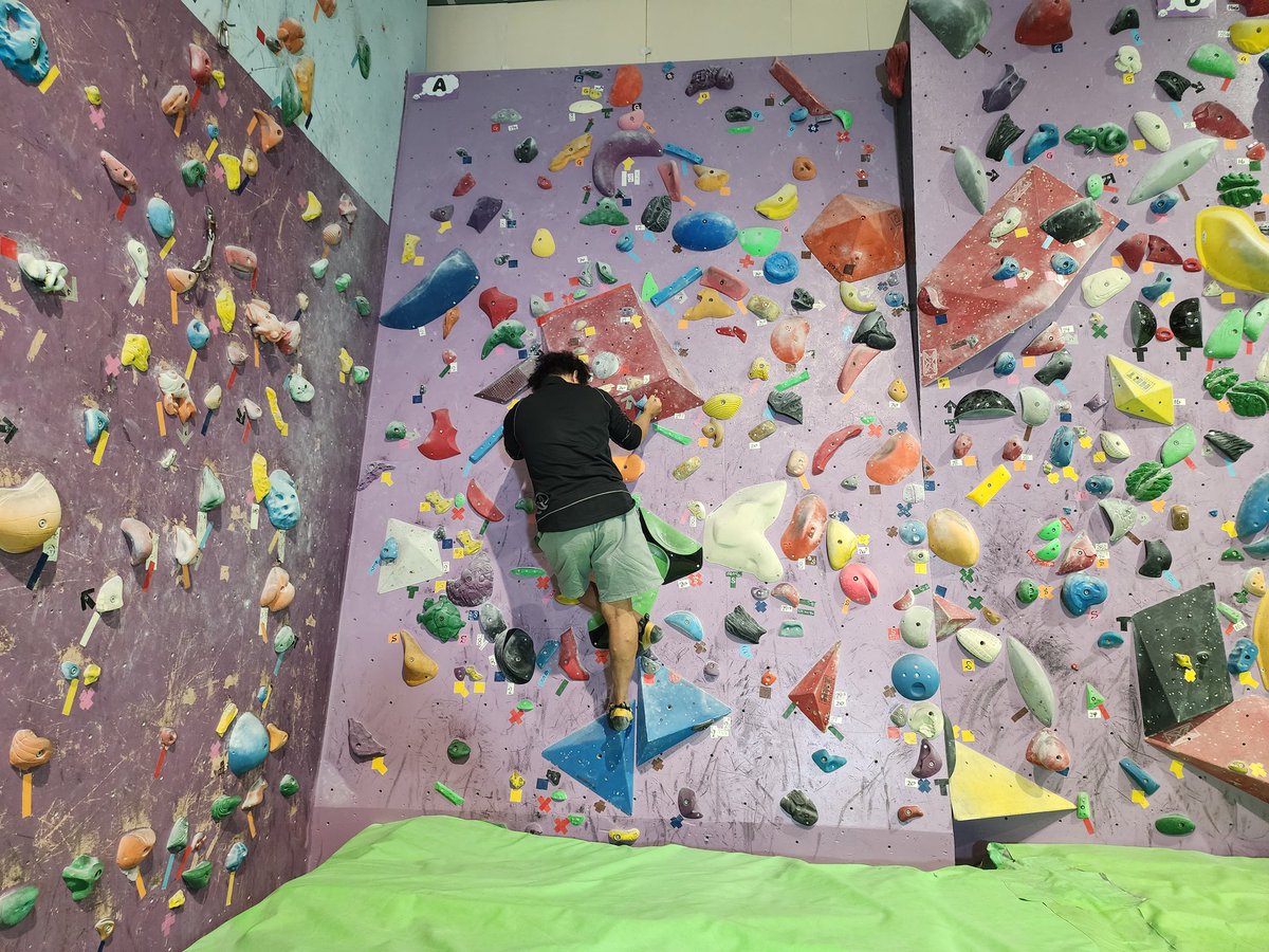 alife_100follow's tweet image. 🧗‍♂️ ボルダリング / Bouldering 🧗‍♂️

今日もクライミングジムにきました😃
愛知県小牧市の｢ぼるだー本舗｣さん😆
楽しい～🎵

#bouldering  #ボルダリング