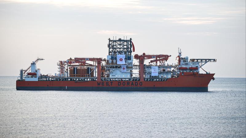 #Türkiye'nin 6. derin deniz sondaj gemisi Mersin'e ulaştı
Türkiye'nin Karadeniz'de görev yapacak 6. derin deniz sondaj gemisi, Mersin'in Taşucu Limanı açıklarına demirledi.