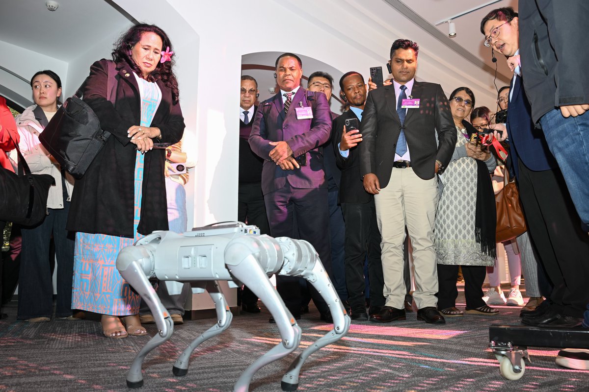 shanghai490528's tweet image. Global Think Tank Delegation Visits Shanghai Humanoid Robot Innovation Hub!
Guests from various countries attending the Third Global Southern Think Tank Dialogue explored the #Shanghai #humanoidrobot  Innovation Center on December 3rd. #Robot