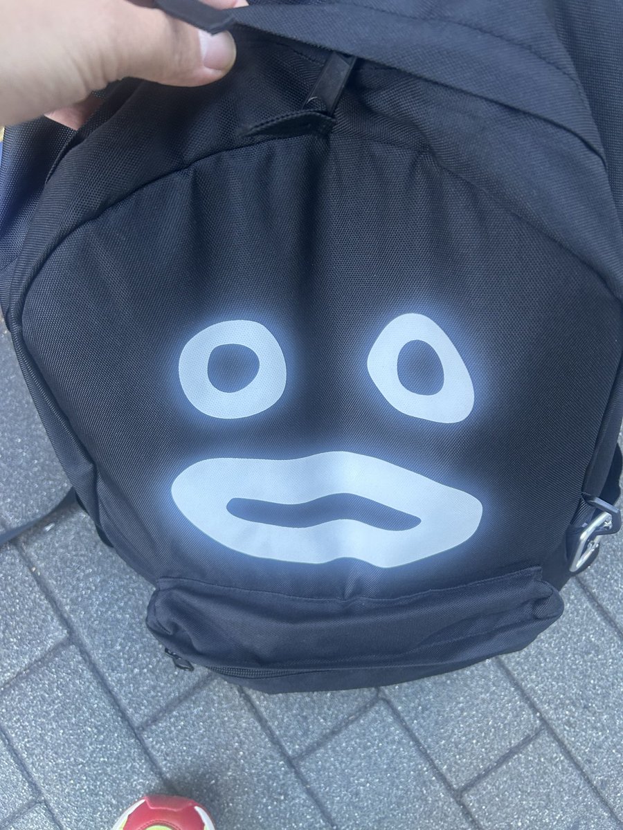 今日午後半休なんで、帰ろうと交差点をズラーリュックを背負ってたら