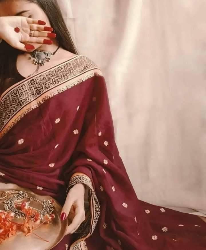 اِس ریشمی آنچل پہ یہ سُنہری کام کتنا ہے نازک،
اِس گردن کی سِیاہی میں چمکتا ہے وہ چاندی کا طوق۔

رُخ پر حیا کا سایہ ہے، مگر ہاتھ کی سُرخی میں،
ہر اَنداز بولتا ہے، یہ اِک خاموش پیغام کتنا ہے۔

#انتخابی_محسن
#اردو_زبان