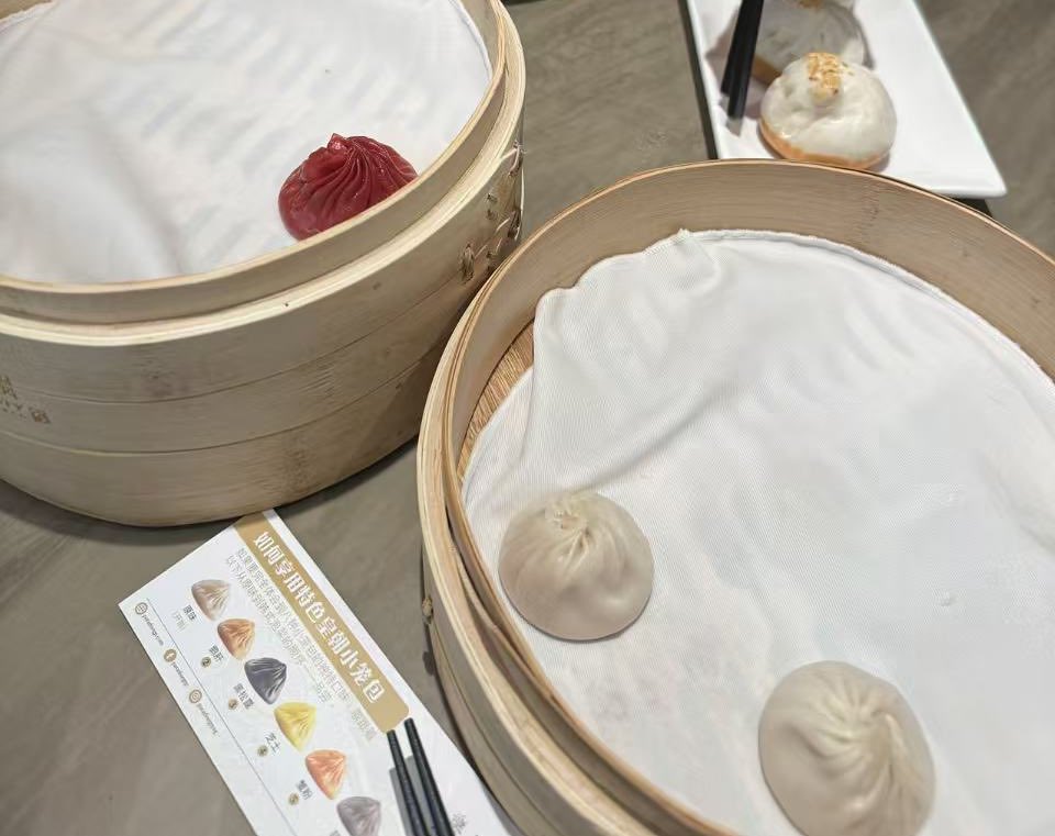 云顶早餐 八色小笼包
对面的狗狗吃饱准备受惩罚 睡迟了早上call不醒