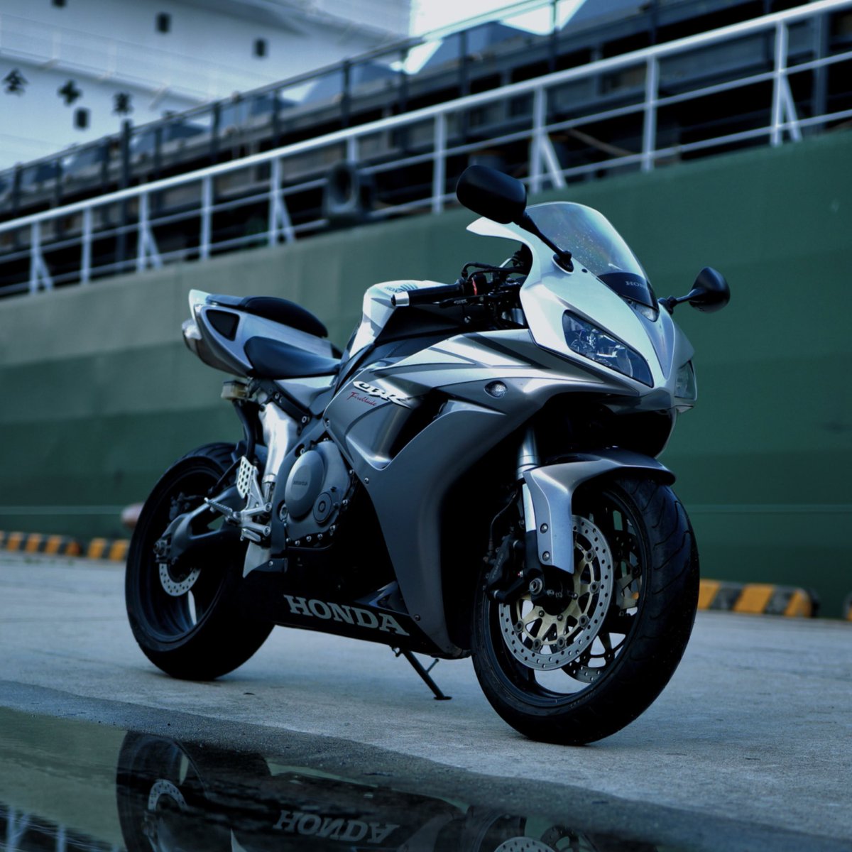 10月下旬に納車してました
Twitterもほぼ復帰しますということで今後ともどうぞよろしく。

Twitter呼びで許してください。

CBR400R（NC47）
↓
CBR1000RR FireBlade(SC57)㊗️

冬は仕上げるので春からツーリングよろしくお願いします🙏

#cbr 
#納車