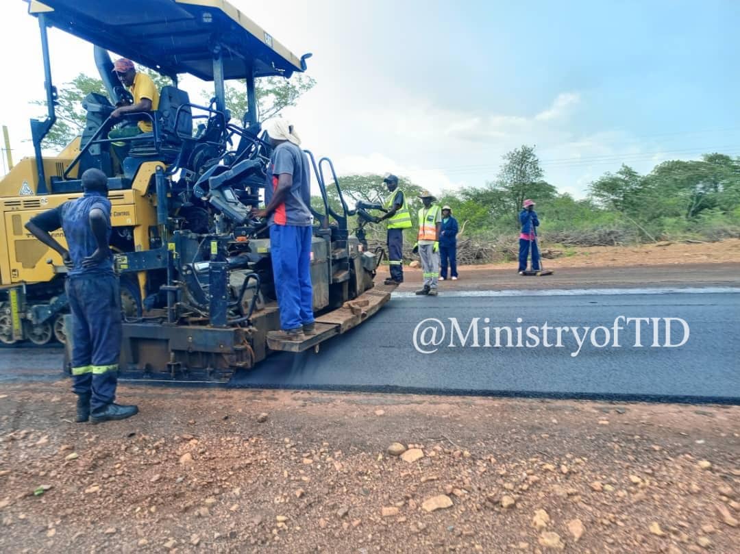 MinistryofTID's tweet image. #ProgressUpdate #RoadWorks
Surfacing is in progress on the Bulawayo–Nkayi Road Construction Project. 

Every meter paved brings safer travels and stronger communities. Please share this update and follow us for regular updates as we pave our roads #KilometerbyKilometer…