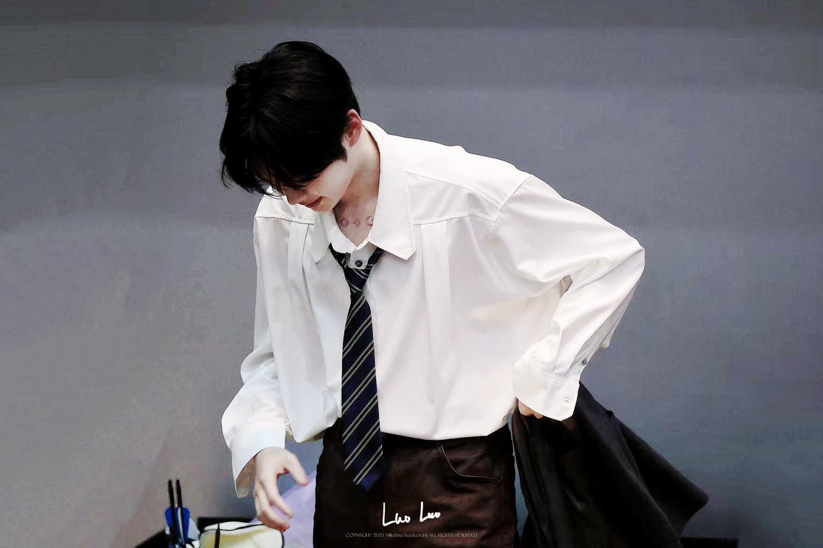 흑발은 진짜….진짜 당황스러울 정도로 잘생김