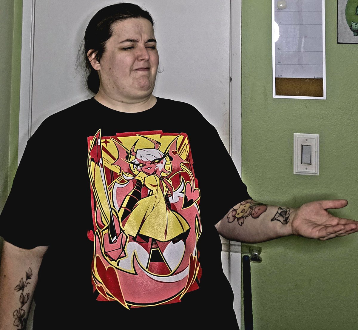 JmSpyro's tweet image. Am I going to die or watching a meme? 😑😒 #HelluvaBoss #HelluvaBossVerosika #SharkRobot