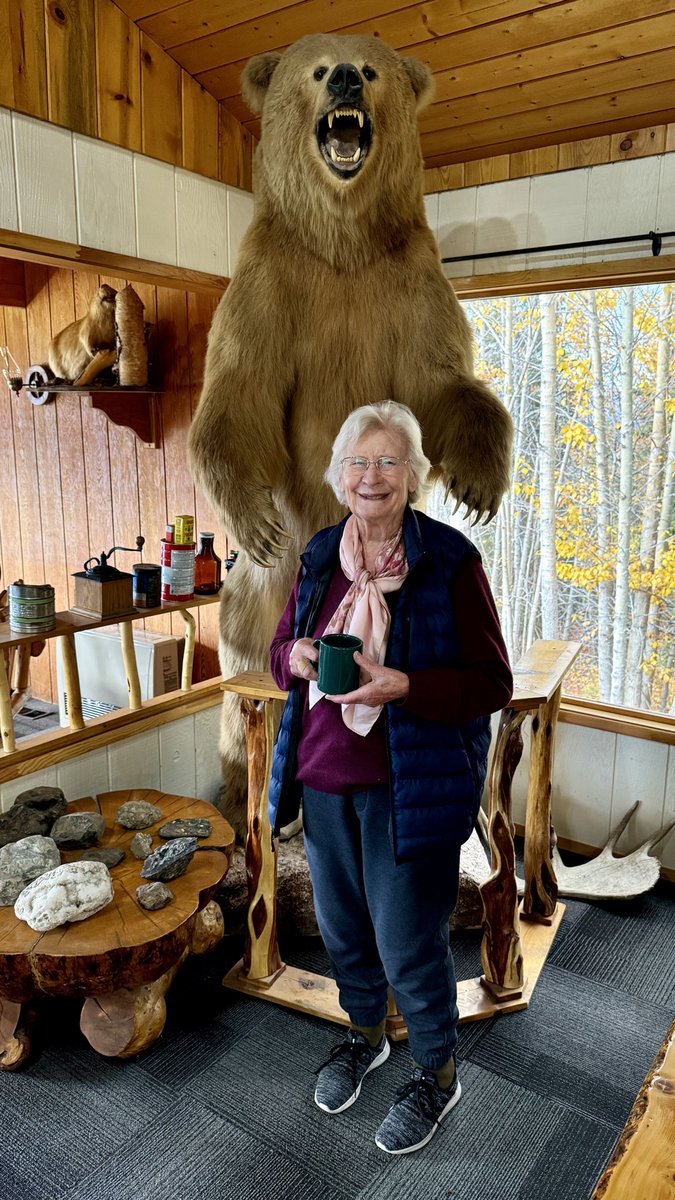 TedGianoutsos's tweet image. We don’t have any Tesla haters way up heah in Alaska, cus we feed them to da bears, like the one behind Francoise.
