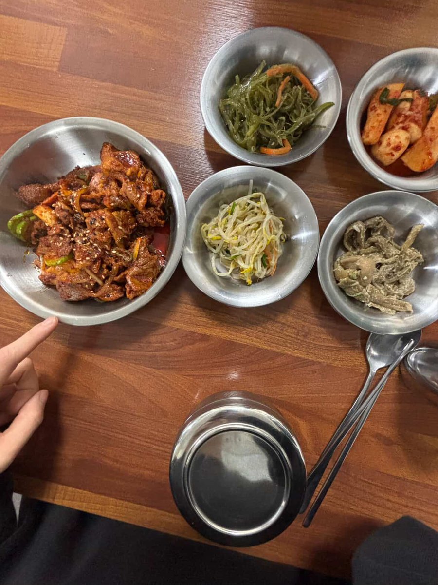 귀찮아서 점심 거르려고 걷다가 저번에 언니한테 바이럴 당해서 먹은 제육볶음 가게를 마주치는 바람에 홀린듯 들어옴