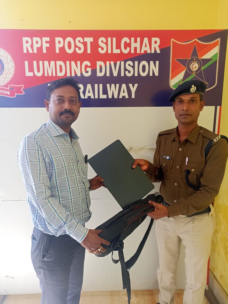 #OperationAmanat
<a href="/RPF_INDIA/">RPF INDIA</a>
<a href="/RailMinIndia/">Ministry of Railways</a>
<a href="/zscrnfr/">ZSCRNFR</a>
<a href="/drm_lmg_nfr/">मं.रे.प्र.लामडिंग, पू.सी.रेलवे / DRM LUMDING NFR</a>
<a href="/rpfpcscl/">RPF post Silchar</a> 
On 03.12.2025 team  of #RPF_SCL  recovered one  left behind bag, containing Lenovo Laptop, value Rs 42,000/-.from GS Coach of 15663 UP at SCL Station &amp;  handed over to its owner
