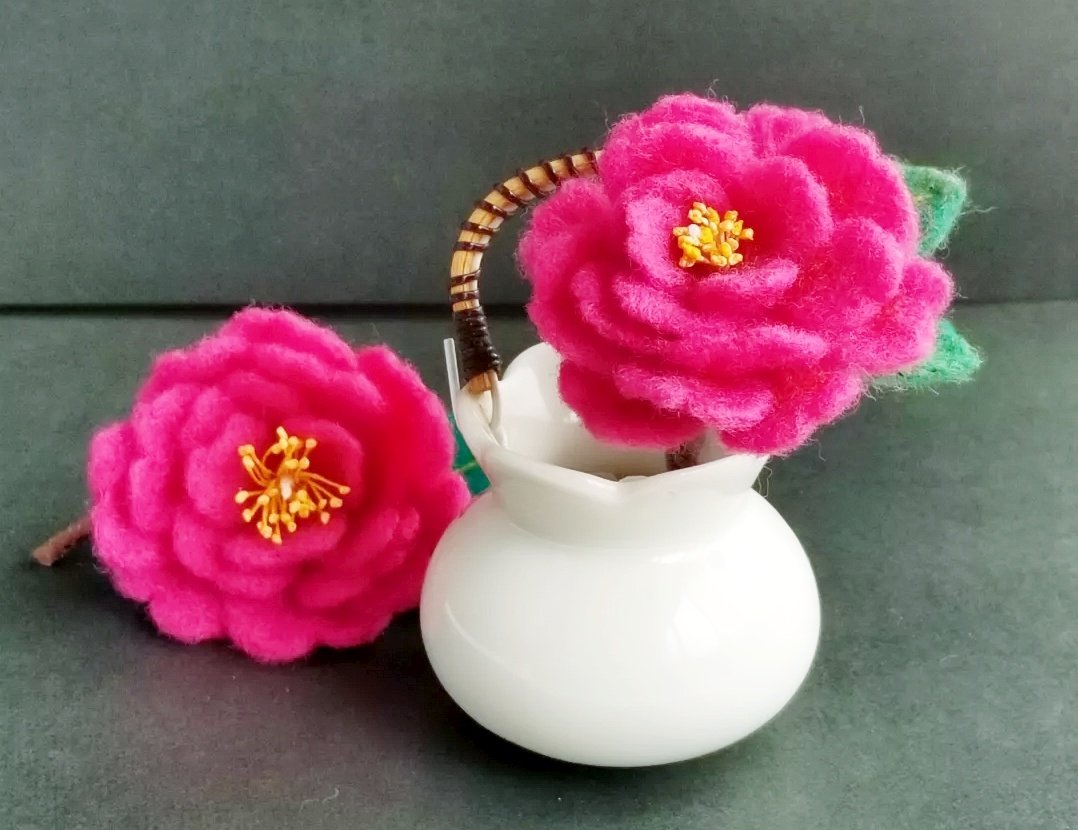 今日は一段と寒くなりましたね
羊毛フェルトの山茶花です😊
#羊毛フェルト
#凛と薫る百花繚乱