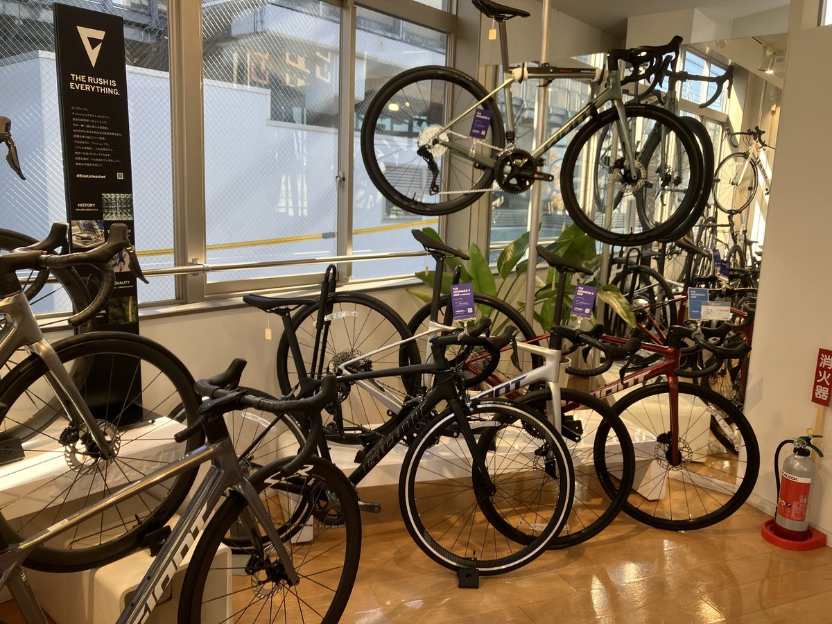 manbobongo's tweet image. サンタさん🎅が迷わないように1時間半🚃かけてGIANT SHOP下見してきました✨
メーカー欠品で納期2週間ぐらいかかるそうです📣
クリスマス🎄には間に合いそうなので宜しくお願い致します✨(最悪間に合わなくてもOKです)笑
#クリスマスプレゼント
#GIANT
#ロードバイク
#SL1