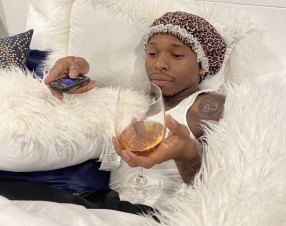 Mientras tanto Alexis Vega en su casa