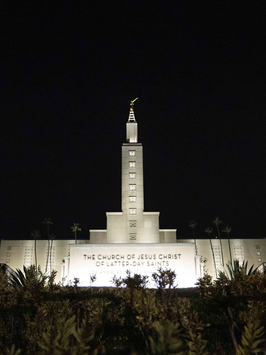 BYUwvolleyball's tweet photo. visited the Los Angeles temple tonight🤍 https://t.co/bYujEz3qGh